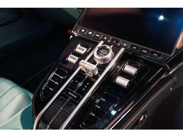 最新型のセンターコンソールはタッチパネルで各種車両設定が可能となっております。