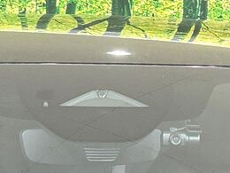 【スマートブレーキサポート】走行中に前方の車両等を認識し、衝突しそうな時は警報とブレーキで衝突回避と被害軽減をアシスト。より安全にドライブをお楽しみいただけます。