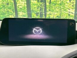 【10.25インチマツダコネクト】車内の雰囲気にマッチした大型ディスプレイ。スマホ接続でのナビ使用やBluetooth再生等、様々な機能が楽しめます。直感的なダイヤル操作が可能で、使い勝手も良好です。