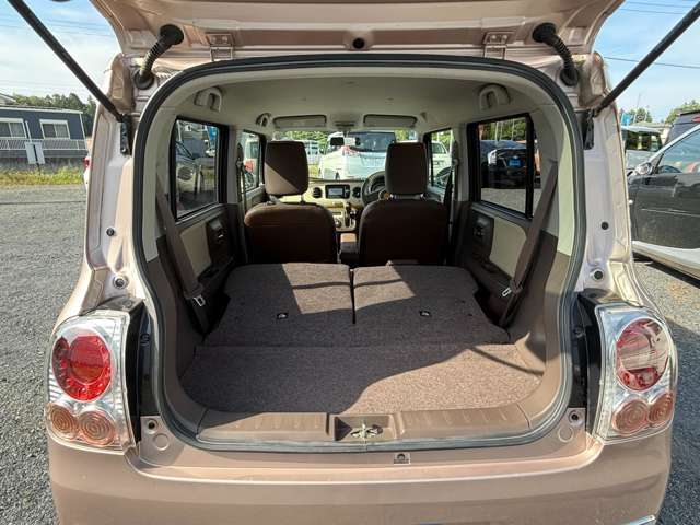 セカンドシートを倒すと荷室の広さも十分あります