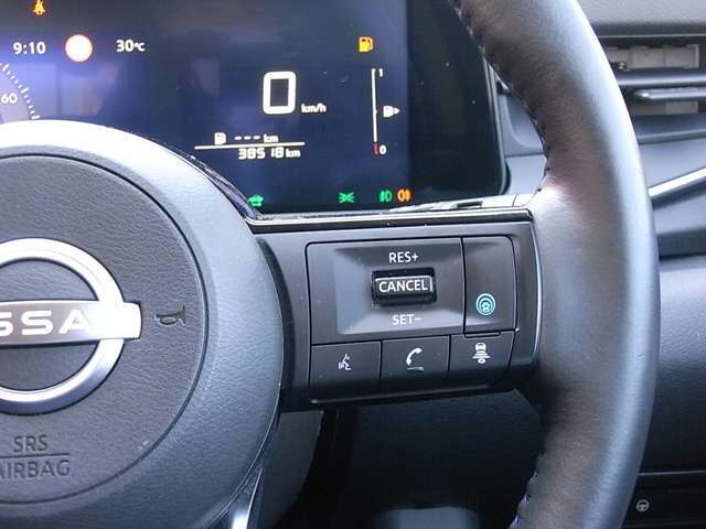 プロパイロットは高速道路の単調な渋滞走行と長時間の巡航走行で、アクセル、ブレーキ、ハンドルの操作をクルマがアシスト。ドライバーの負担を軽減します。一般道でも定速走行や車間キープなど便利も使えますよ(^/