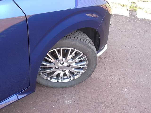 185/60R16 86Hタイヤ＋専用16インチアルミホイール（切削光輝）です。スタッドレスタイヤや各種オプションのご注文も承っております(^^)/