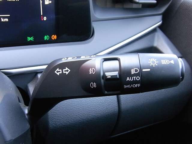 アダプティブLEDヘッドライトシステムは、照射パターンを変化させて対向車や先行車が眩しくならないようにハイビームをキープすることで、良好な視界を確保します。もちろん自動点灯/消灯するオートライトも。