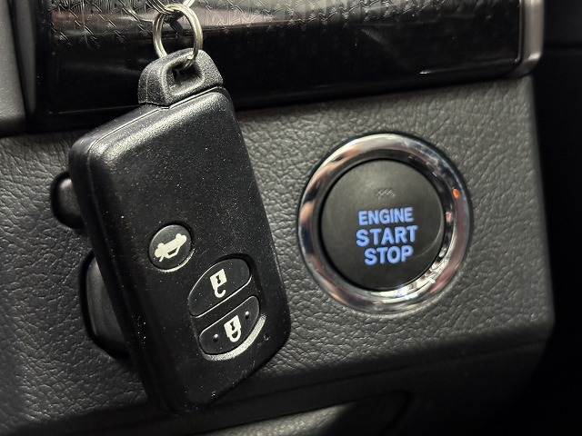 【スマートキー】車内へのアクセスやエンジン始動が楽々に行える今や必須アイテムのキー複製防止の「イモビライザー」まで備わっております。