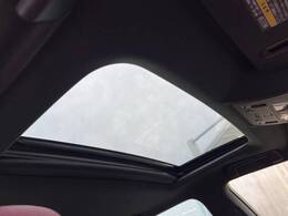 【ムーンルーフ】開放感たっぷりの希少装備、ムーンルーフが装着されています！車内に明かりを取り入れたり景色を楽しむ以外にも、車内の空気も簡単に換気できて快適です！
