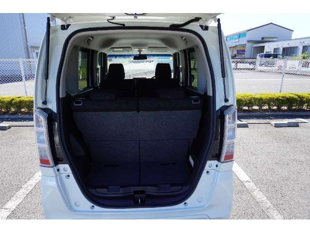 後席の背もたれはバタンと前に倒せます。大きな荷物も積める広々空間になりますよ！