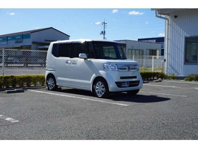 HONDA独自のセンタータンクレイアウトで、見た目以上に室内は広々です。