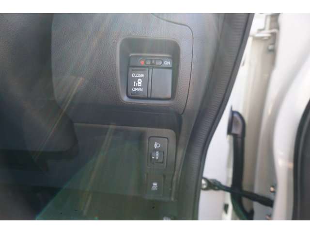 片側電動スライドドア付。通常のドアに比べて、車のボディーに対し平行に開閉し、開けてもスペースを取りません。出入り口が大きいドアはお子様のいるご家庭はもちろん、混んだ駐車場でも大活躍です！