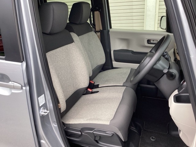 フロントシートです！！ベンチシートなので座席の移動もスムーズに出来ます！！足元も広く運転も楽ですよ！！