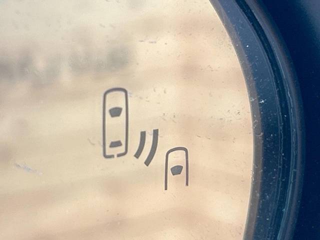 【ブラインドスポットモニター】走行中、ドアミラーの死角になりやすい箇所に後続車が接近するとサイドミラーのレンズに警告を表示！ドライバーに注意喚起をしてくれます。