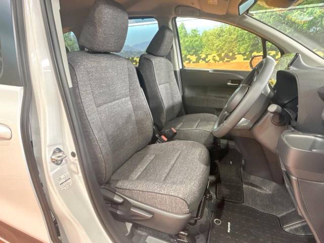 運転席シート廻りは使用感も少なく、良好な状態となっています。丁寧に使われていたことがよくわかりますね。