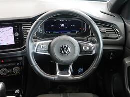 Volkswagen全車共通の上質な本革を使用した手触りのしっとりとしたステアリングです。唯一素肌が触れるハンドルは上位モデルと同じ握り心地になっております。