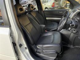 前席、目立つシミ汚れも少なく良好な状態になっております。