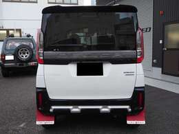 「ドアガードCROSS-M」「マッドフラップ」「サイドデカール」「デモカーステッカー/ CSマーク」「リフトアップスプリング（20mmUP）」「カーボンドアノブガード」