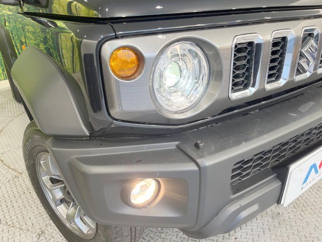 【LEDヘッドライト】悪天候や夜間走行時も良好な視界を確保し安心して運転できる高輝度LEDヘッドライトを装備！点灯速度が早く、消費電力も抑えられています。