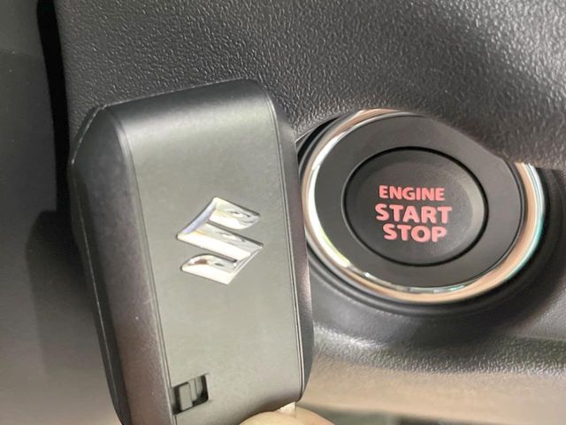 【キーレススタートシステム】カバンやポケットに入れたままでもドアの施錠・解錠が可能なスマートキーを装備。エンジンのオン・オフ時もカギを取り出す必要が無いからとっても便利です♪