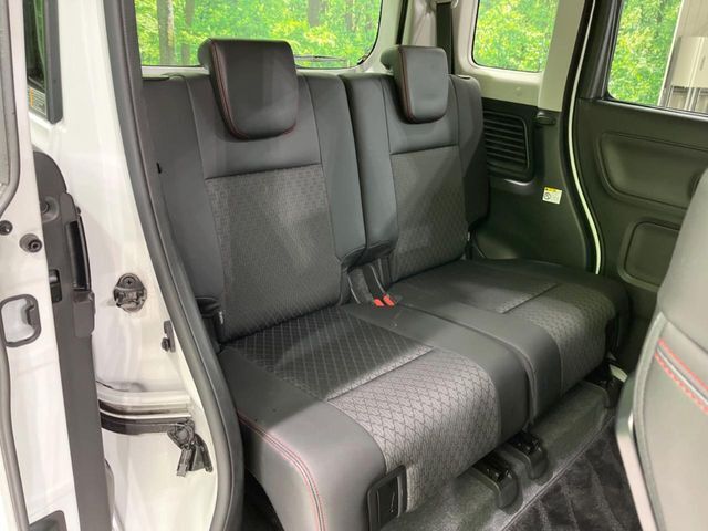 後部座席も気になるようなキズ・汚れやへたり等、大きなダメージはなく、良好な状態です。