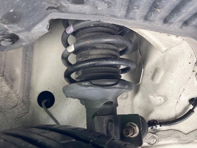 お車を安心してお乗りいただく為には、足回りの定期点検が欠かせません。サービスサポート（有償保証）では無料点検もご提供しており、安心のカーライフをお過ごしいただけるサポート体制が整っています。