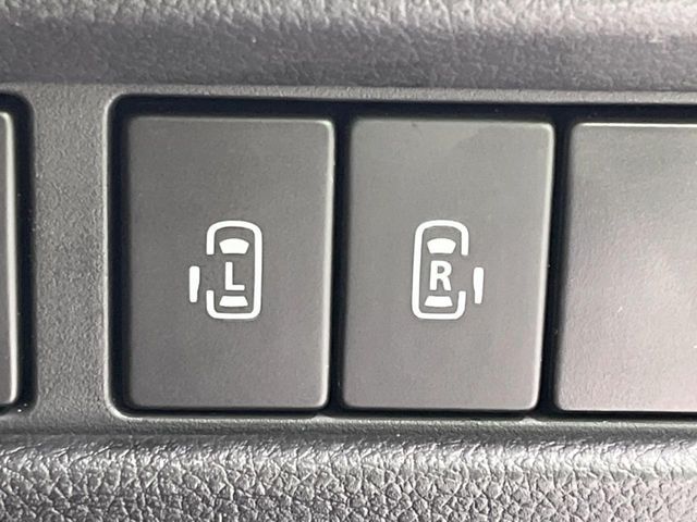 【両側パワースライドドア】スマートキーや運転席のスイッチで後席両側スライドドアの開閉が可能♪電動だから力を入れてドアを開ける必要が無く、小さなお子様でも簡単に開け閉めでき快適です♪