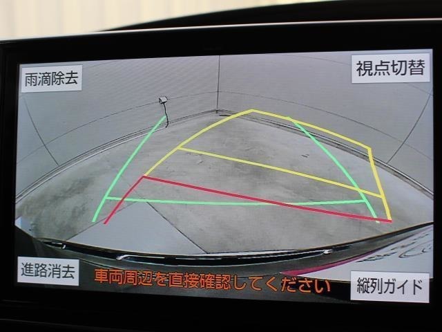 車庫入れや縦列駐車などの際に、後退操作の参考になるガイドラインをモニター画面に表示します。