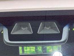 【スマートアシスト】走行中に前方の車両等を認識し、衝突しそうな時は警報とブレーキで衝突回避と被害軽減をアシスト。より安全にドライブをお楽しみいただけます。