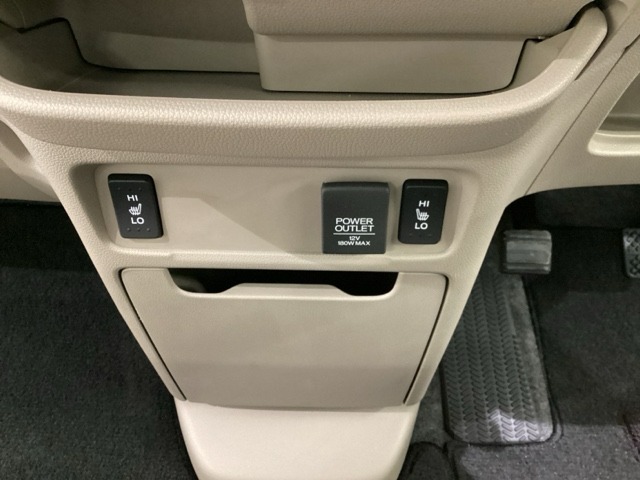 前席の左右別々のシートヒータースイッチが付いています。HiとLoの2段階で温度設定ができます。　スイッチの間にはアクセサリーソケットとETCがついており、高速道路の料金所の通過も楽々です！。