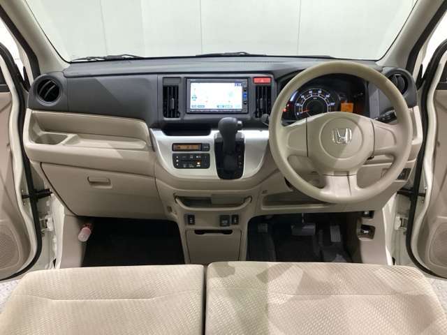 車内は光触媒抗菌消臭施工済です。インパネ周りはスタイリッシュなデザインで機能や装備も充実しています。グローブボックスやカップホルダーのほかにトレーなどたくさんの収納スペースが付いています。