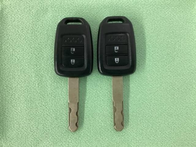 キーレスエントリー付きです。ドアの開け閉めの際に、ボタン操作でキーの差し込み不要です。通常のキーもスペアとして用意しております。