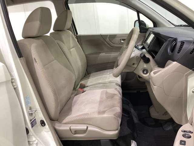 座面も厚みがあり背もたれも高く、広い足元にゆったり座れるシートです。運転席と助手席の間が空いている為、助手席側への移動がスムーズです。交通量の多い道でも助手席側から乗り降りができます。