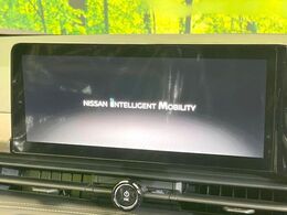 【メーカー純正ナビ】インテリアに溶け込むスタイリッシュな「専用設計」メーカーナビを装備♪視認性や操作性など基本性能にも優れ、より上質なカーライフをお楽しみいただけます。