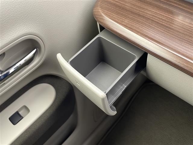 【ドリンクホルダー】長時間のドライブを快適に過ごすために、必須の車内アイテムですね。◆乗って触って体感してみてください！！当社車両は試乗可能です！お気軽にスタッフまでご相談ください！