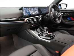 ♪人間工学に基づいて設計されたコックピット。全てが無理なく操作できるので疲労を最小限に抑えることが可能。サポート性に優れた少々硬めのシートが長距離ドライブを快適かつ楽しいものに。