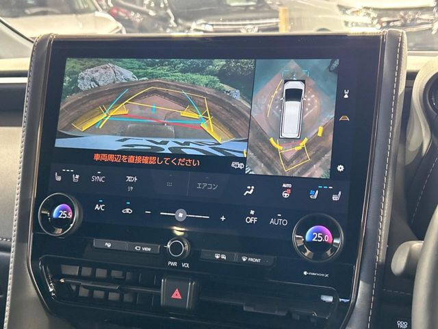 【パノラミックビューモニター】専用のカメラにより、上から見下ろしたような視点で360度クルマの周囲を確認することができます☆死角部分も確認しやすく、狭い場所での切り返しや駐車もスムーズに行えます。