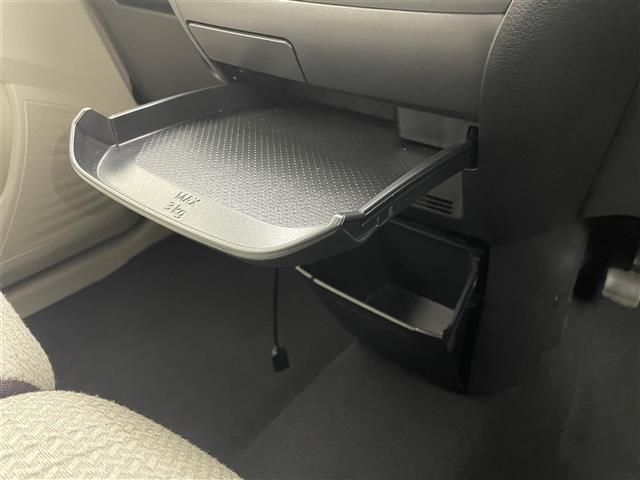 【グローブボックス】車検証ケースや、日頃使う小物類の収納に便利ですね！