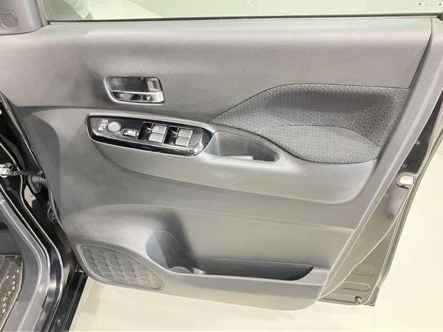 【運転席ドア】ボトルホルダーや収納ポケットが付いているので運転席周りもスッキリ保てます★
