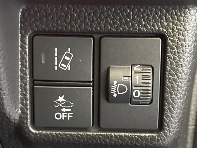 【ホンダセンシング】走行中に前方の車両等を認識し、衝突しそうな時は警報とブレーキで衝突回避と被害軽減をアシスト。より安全にドライブをお楽しみいただけます。