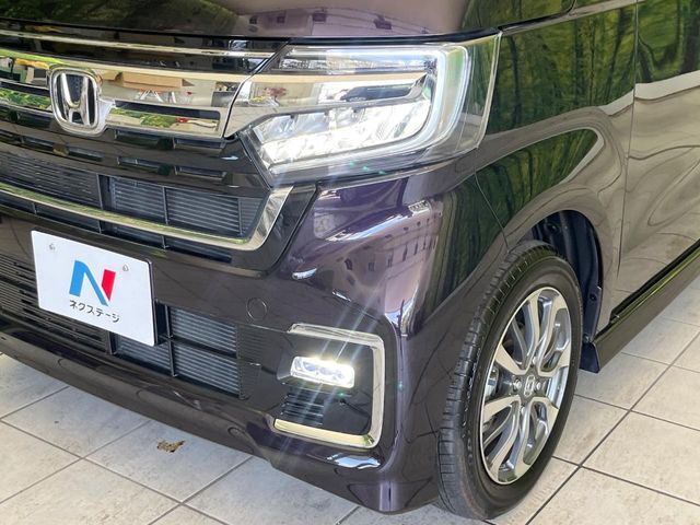 【LEDヘッドライト】悪天候や夜間走行時も良好な視界を確保し安心して運転できる高輝度LEDヘッドライトを装備！点灯速度が早く、消費電力も抑えられています。