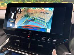 【バックカメラ】駐車時に後方がリアルタイム映像で確認できます。大型商業施設や立体駐車場での駐車時や、夜間のバック時に大活躍！運転スキルに関わらず、今や必須となった装備のひとつです！