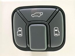 【両側パワースライドドア】スマートキーや運転席のスイッチで後席両側スライドドアの開閉が可能♪電動だから力を入れてドアを開ける必要が無く、小さなお子様でも簡単に開け閉めでき快適です♪