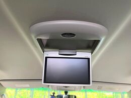 【フリップダウンモニター】大画面モニターで後席でもエンタメをお楽しみいただけます。小さなお子様にも大人気の装備です♪