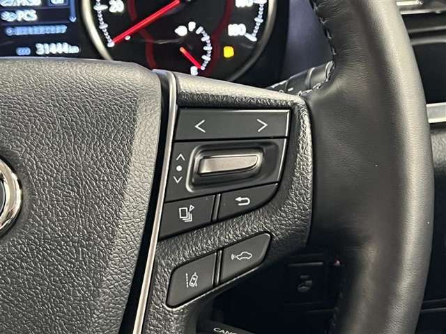 右側のステアリングスイッチではプリクラッシュセーフティやレーントレースアシスト、インフォメーションディスプレイの表示切替操作などが出来ます！