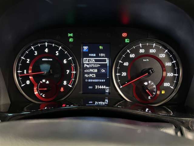 走行中でも確認しやすい大きさのメーターはアナログタイプ！インフォメーションディスプレイではトヨタセーフティセンスの設定状況など、クルマのいろいろな情報が確認出来るようになっています！