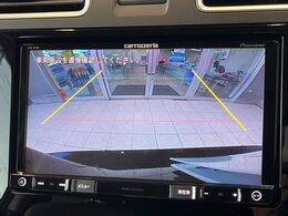 【バックカメラ】駐車時に後方がリアルタイム映像で確認できます。大型商業施設や立体駐車場での駐車時や、夜間のバック時に大活躍！運転スキルに関わらず、今や必須となった装備のひとつです！
