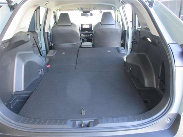 シートを倒せば目的や荷物に合わせて空間をアレンジ