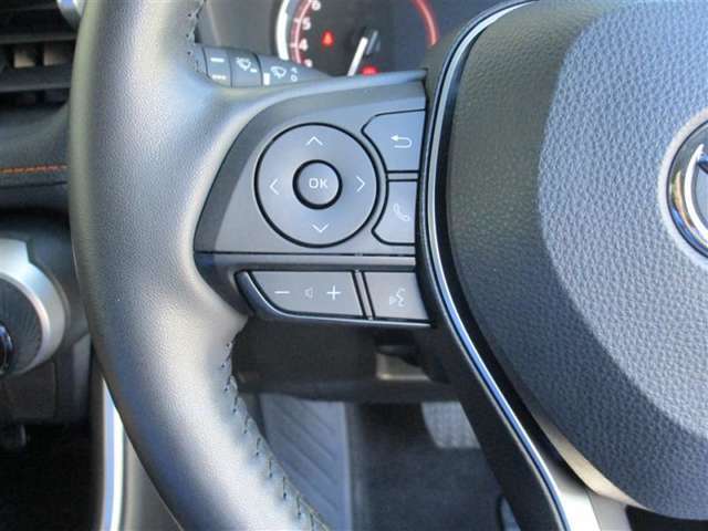 ステアリングスイッチ付きで前方から目を離すことなく操作することが可能