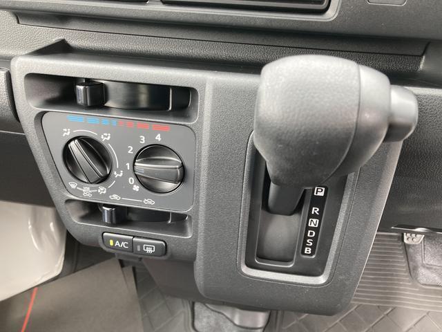 静岡ダイハツでは、メーカーの技術認定を受けたプロの整備士が整備を実施いたします。目に見えない部分までしっかりと点検するので安心です。
