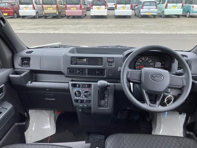 広々とした駐車場をご用意しておりますので、運転が苦手な方でもご安心ください。また、大型の屋根がございますので、雨に濡れることなくご移動できます。