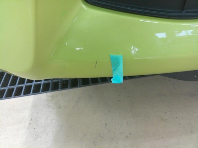 フロントバンパー下部のキズの状態です。この車両には部分的な傷みがみられるものの、目立つような大きな損傷は無く比較的状態良く保たれています。