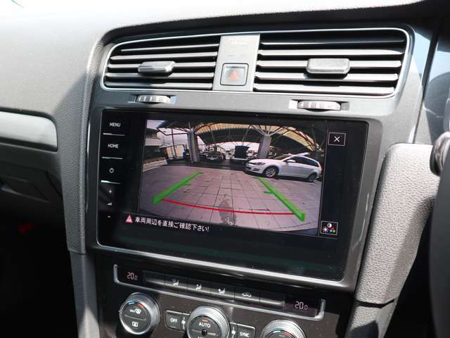 ギアセレクターレバーをリバースに入れると車両後方の映像を映し出しドライバーの安全確認をサポートします。画面にガイドラインが表示されます。