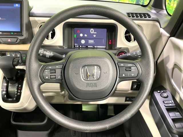 インテリアに合わせたデザインのステアリングは、運転される方のことも考え、運転しやすい形状、大きさです。是非一度、実際に触ってお確かめください。
